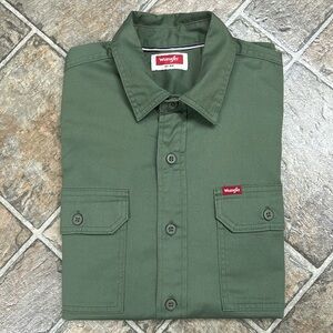 Wrangler Short Sleeve Button Down Shirt BNWOT No TAGS! Never washed, nev…